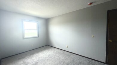 5326 N Division St in Davenport, IA - Building Photo - Building Photo