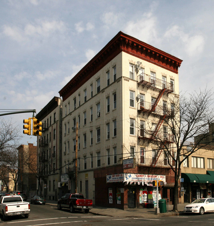 2400 Cambreleng Ave in Bronx, NY - Building Photo