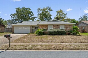 137 Deville Dr in Mary Esther, FL - Building Photo