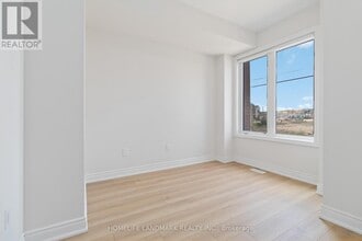 3303 Sixth Line in Oakville, ON - Building Photo - Building Photo