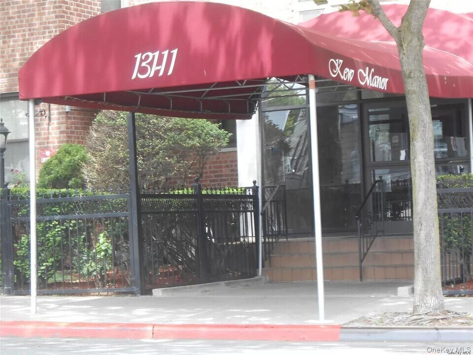 131-11 Kew Gardens Rd in New York, NY - Building Photo