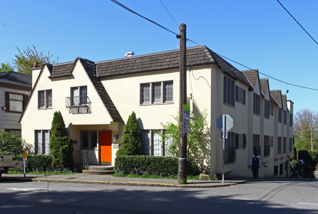 Serena Apartments in Seattle, WA - Building Photo