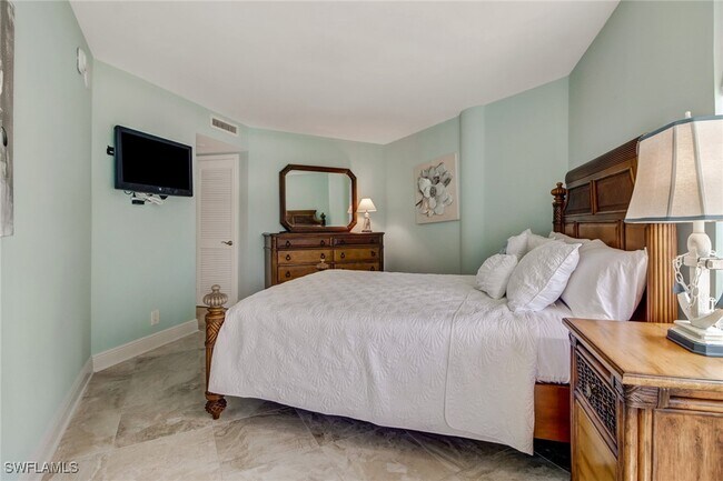 property at 4041 Gulf Shore Blvd N