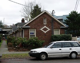 Ravenna Court in Seattle, WA - Building Photo - Building Photo