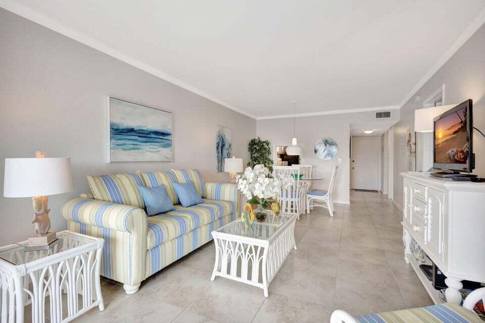 154 Lake Meryl Dr in West Palm Beach, FL - Building Photo