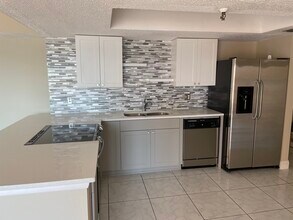 7430 Sunshine Skyway Ln S, Unit 604 in St. Petersburg, FL - Foto de edificio - Building Photo