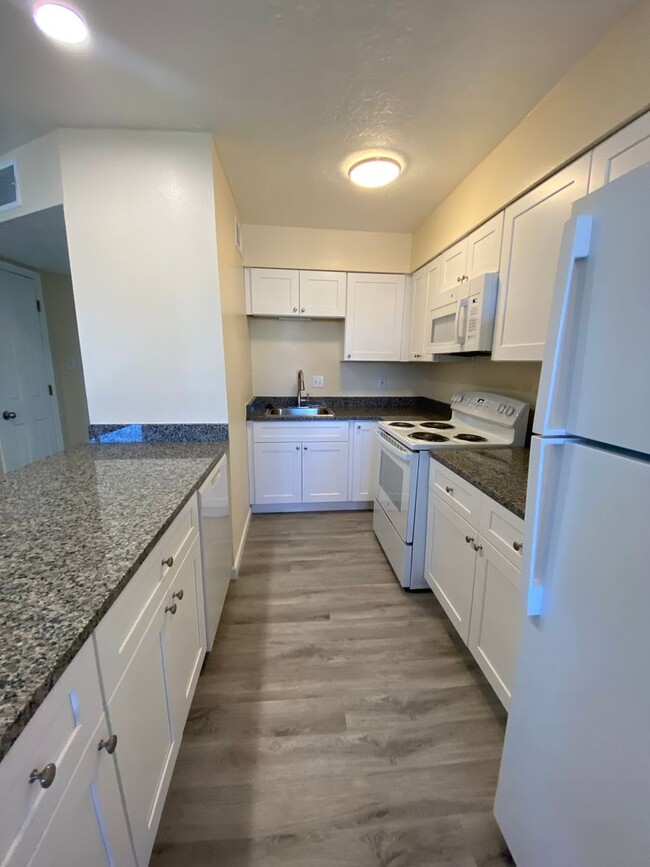 CRESTWOOD APARTMENTS in Albuquerque, NM - Building Photo - Interior Photo