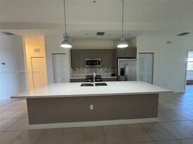 7819 NW 104th Ave in Doral, FL - Building Photo