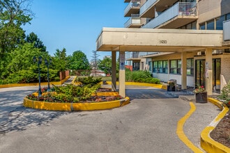 Sunrise Towers in Toronto, ON - Building Photo - Building Photo