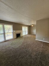 9000 E 57th St in Raytown, MO - Foto de edificio - Building Photo