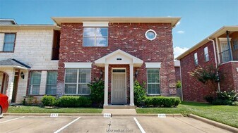 211 Forest Dr Loop in College Station, TX - Building Photo
