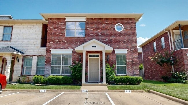 211 Forest Dr Loop