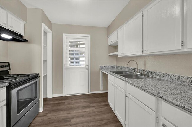 7245 Hillcroft St in Houston, TX - Building Photo - Building Photo