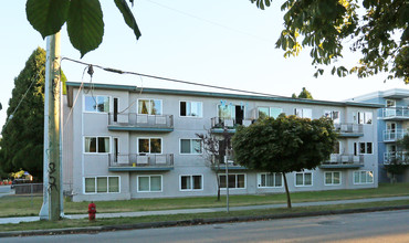 2611 Victoria Dr in Vancouver, BC - Building Photo - Building Photo