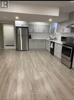 499 Beverley Glen Blvd in Vaughan, ON - Building Photo