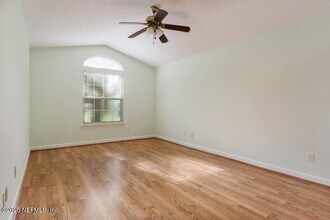 2058 Forest Gate Dr E in Jacksonville, FL - Foto de edificio - Building Photo