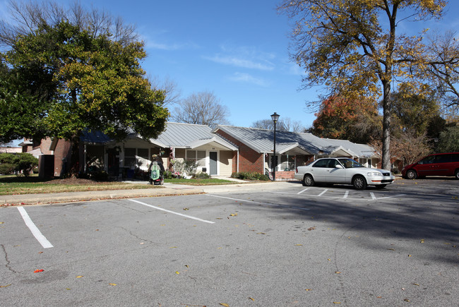 127-151 S Roberson St in Chapel Hill, NC - Building Photo - Building Photo