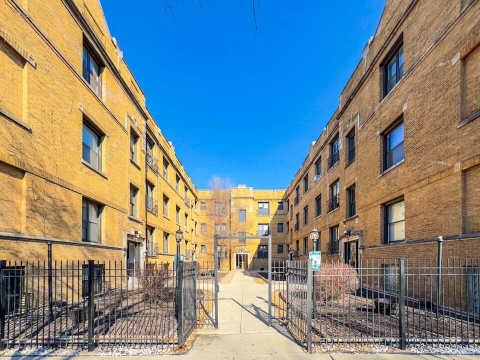 726 W Roscoe St in Chicago, IL - Building Photo