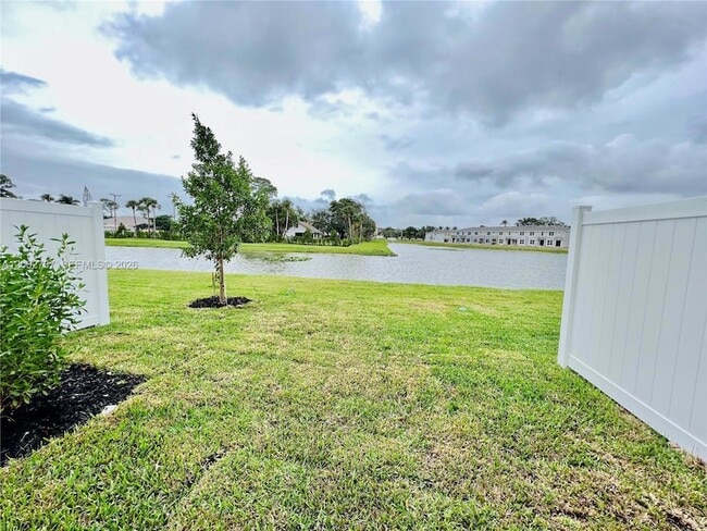6939 Harbours Edge Ave in Greenacres, FL - Foto de edificio - Building Photo