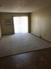 902 S Douglas St in Lamberton, MN - Building Photo - Building Photo