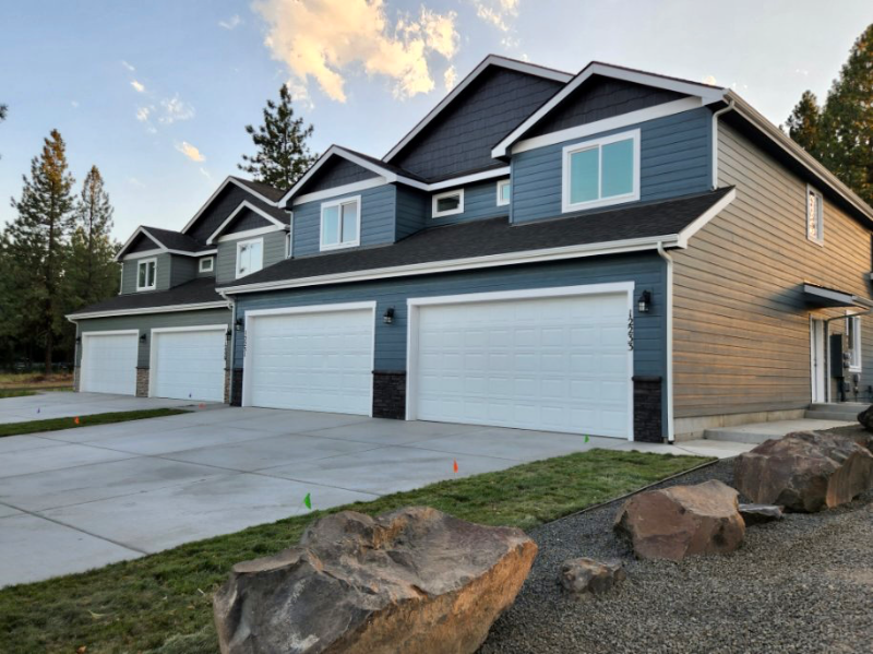 12229 N Mayfair Rd in Spokane, WA - Foto de edificio