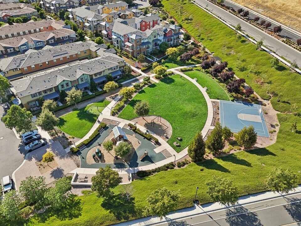 454 Persimmon Common in Livermore, CA - Building Photo