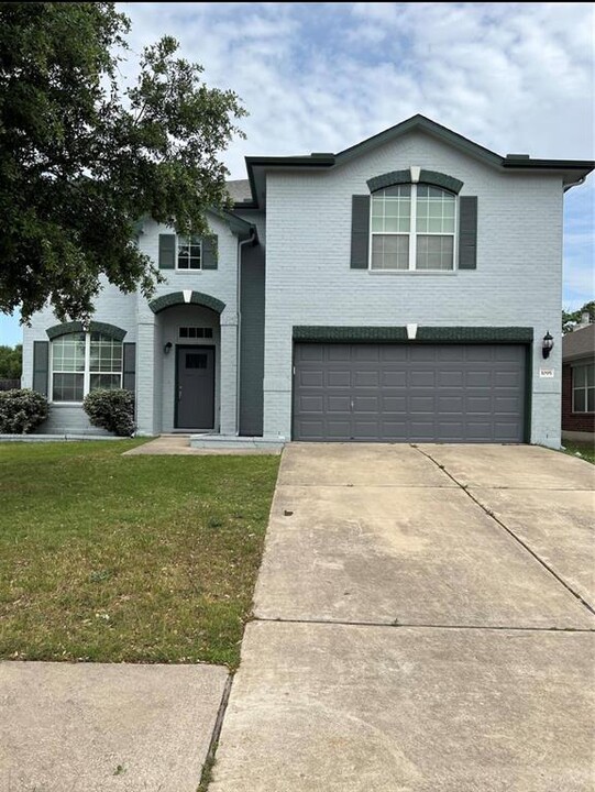 1095 Zeus Cir in Round Rock, TX - Foto de edificio