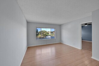 906 Twin Lakes Dr in Coral Springs, FL - Building Photo - Building Photo