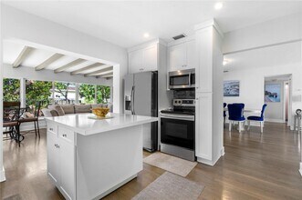 7915 SW 23rd St in Miami, FL - Building Photo - Building Photo