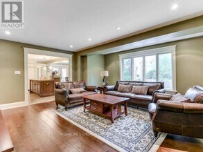 243 Dolphin Ct in Oakville, ON - Building Photo - Building Photo