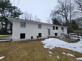 96 Hallock Landing Rd in Rocky Point, NY - Building Photo