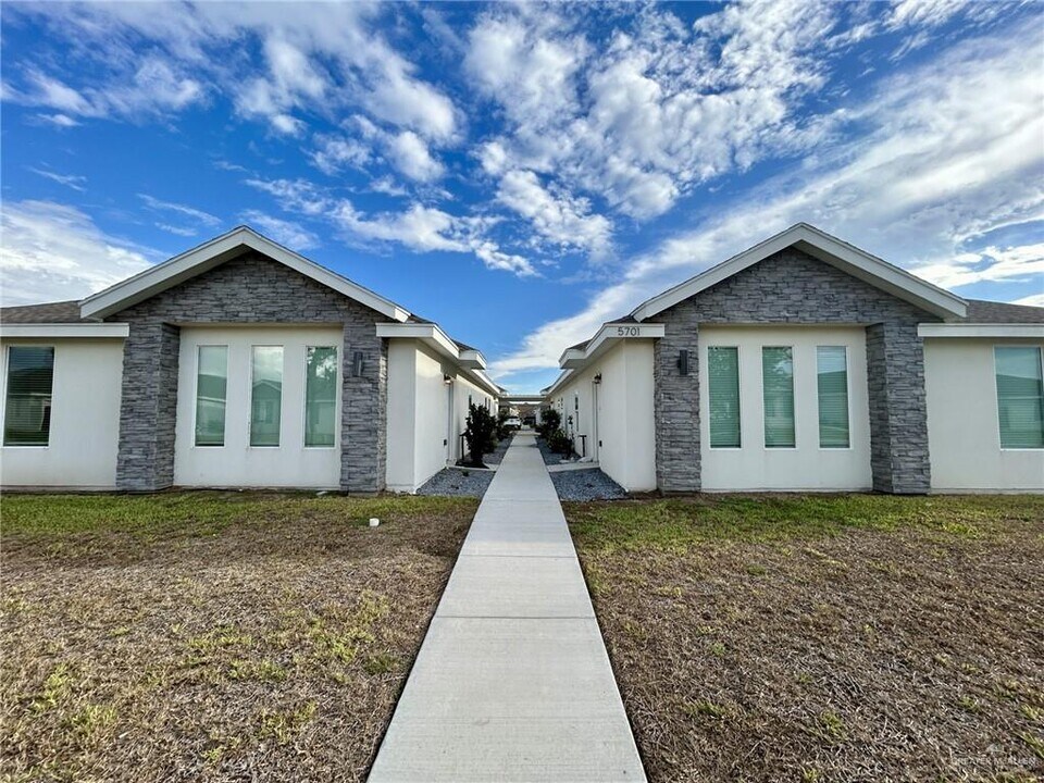 8 Quail Ave in McAllen, TX - Building Photo