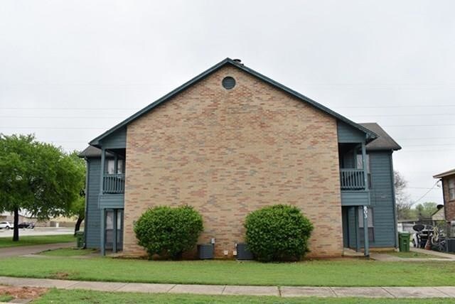 801 Treadwell Ct-Unit -B in Hurst, TX - Foto de edificio