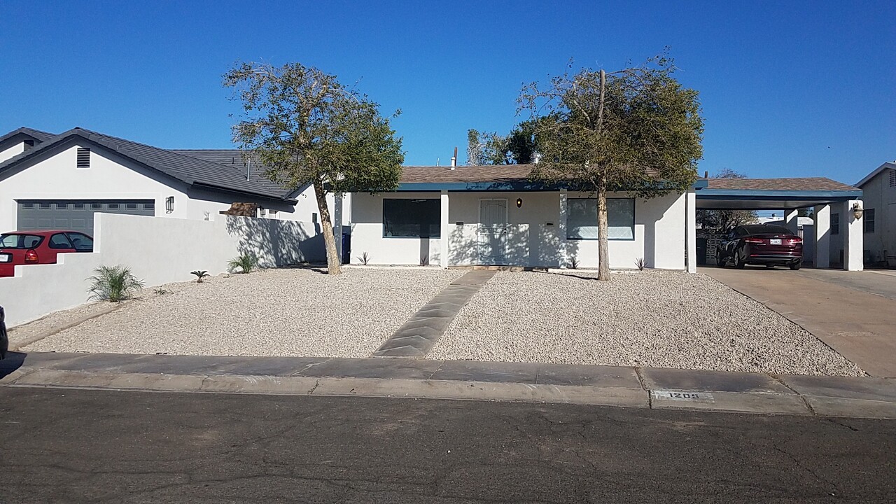 1205 S 11th Ave in Yuma, AZ - Building Photo