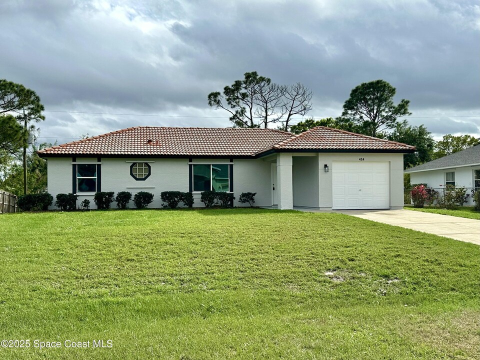 454 Vin Rose Cir SE in Palm Bay, FL - Building Photo