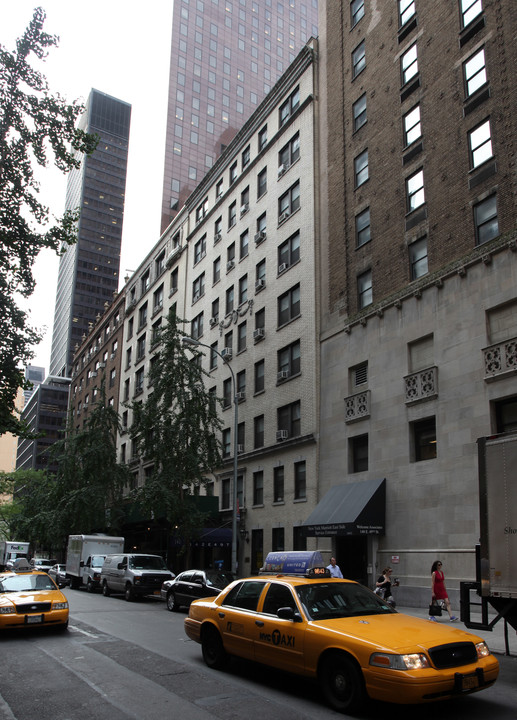 142 East 49th Street in New York, NY - Foto de edificio