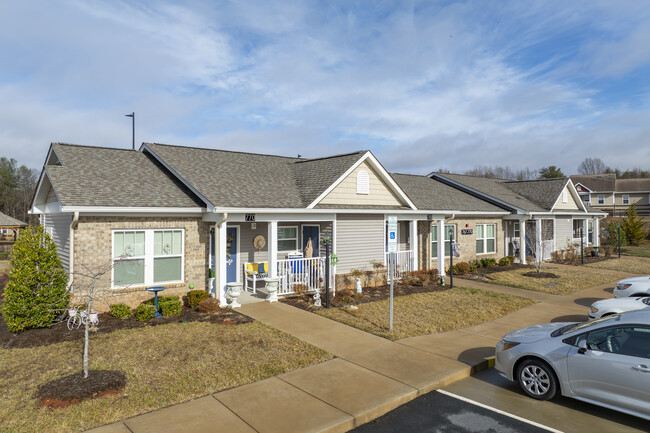 Kirkwood Grove Apartments in Hudson, NC - Building Photo - Primary Photo