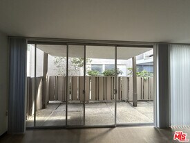 833 Moraga Dr in Los Angeles, CA - Building Photo