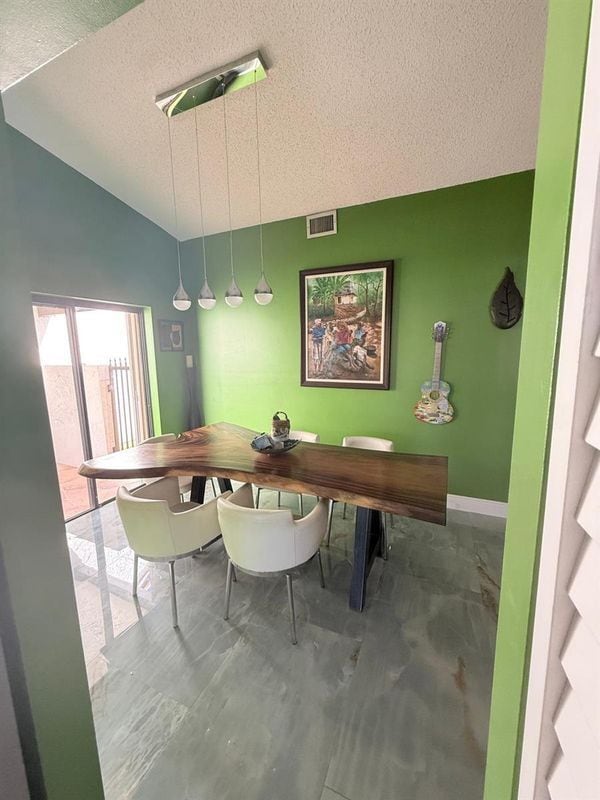 11 Capitol Ct in Deerfield Beach, FL - Foto de edificio - Building Photo