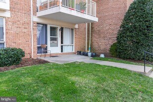 2627 Redcoat Dr in Alexandria, VA - Building Photo