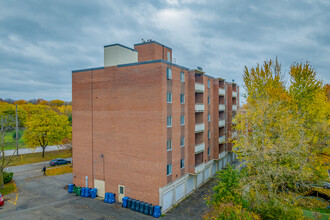 Sharon Garden Suites in Guelph, ON - Building Photo - Building Photo