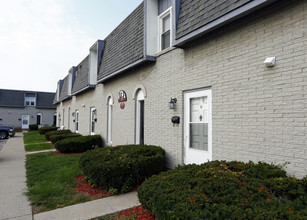 Kingston Court Apartments in Oregon, OH - Building Photo - Building Photo