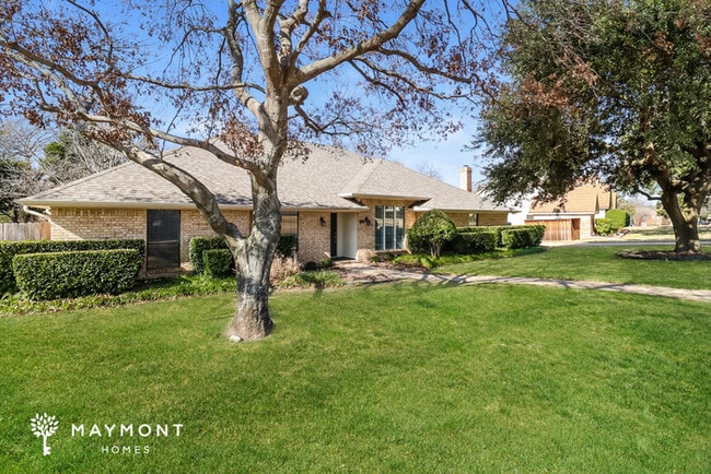 1051 Nottingham Dr in Cedar Hill, TX - Foto de edificio - Building Photo