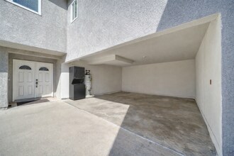 1337 Douglas St in Los Angeles, CA - Building Photo - Building Photo