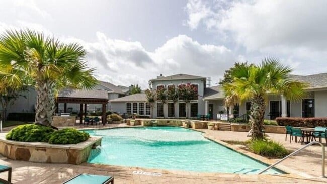 1 Signature Point Dr in League City, TX - Building Photo - Building Photo