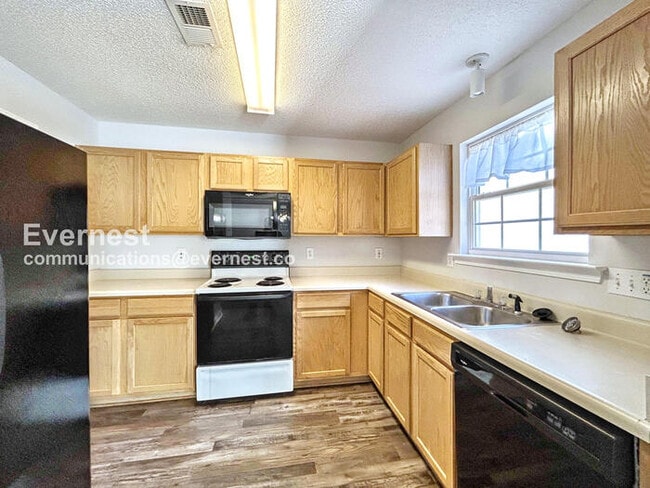 204 Cottonwood Creek Cir in Canton, GA - Foto de edificio - Building Photo