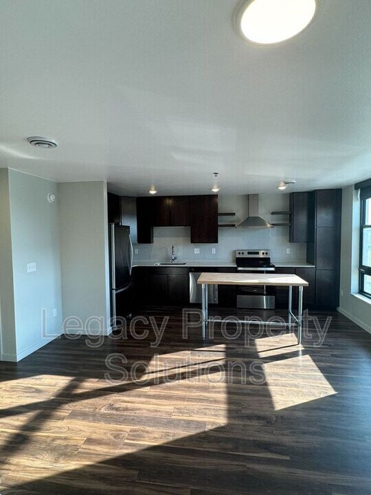 208 E Greenfield Ln in Bismarck, ND - Building Photo