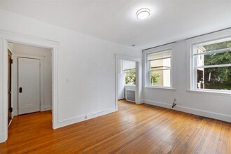 167 Maple St, Unit #110 in Malden, MA - Foto de edificio - Building Photo