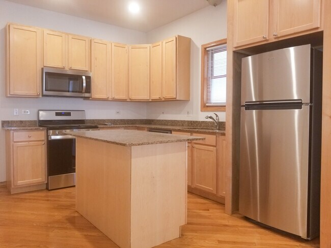 1321 W Belmont Ave, Unit 1 in Chicago, IL - Foto de edificio - Building Photo
