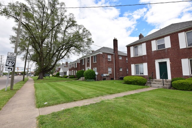 Colonial Village in Newark, OH - Building Photo - Building Photo